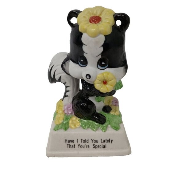 Vintage 1979 Russ Berrie Skunk With Daisies Figurine Ceramic Retro Kitsch #818 - Picture 1 of 11